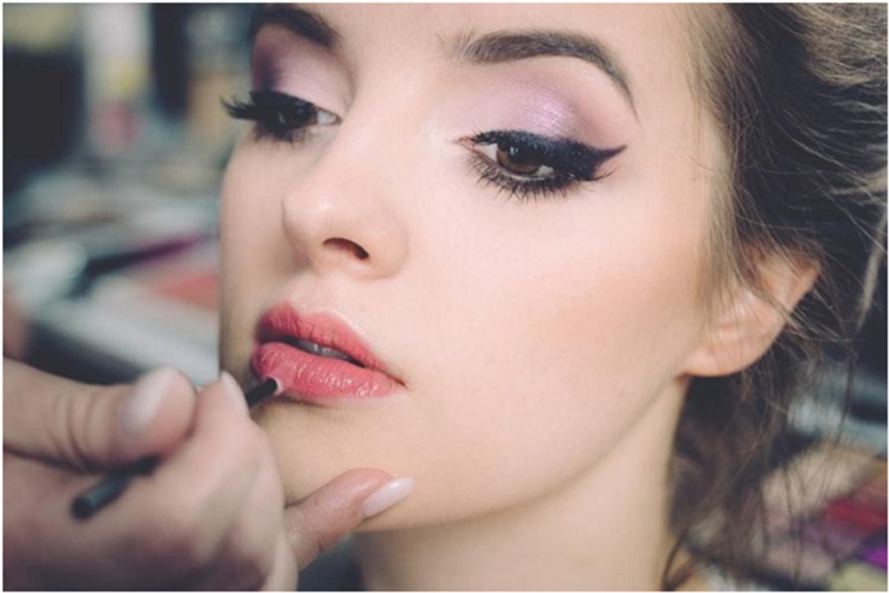 Cara Cepat Merubah Lipstik Matte Jadi Glossy yang Akan Membuat Penampilan Anda Lebih Menarik 1