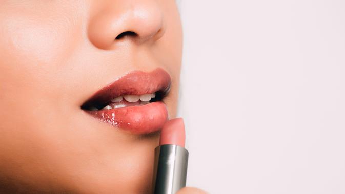 Urutan Menggunakan Lip Care untuk Bibir Kering 1
