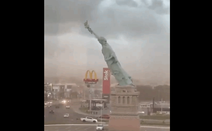 Patung Liberty Roboh Diterjang Badai (Tangkapan Layar Video Viral)