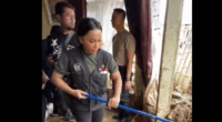 Viral Zita Anjani Ngepel di Rumah Korban Banjir Sumatera, Pencitraan? 2 Viral Zita Anjani Ngepel di Rumah Korban Banjir Sumatera (Tangkapan Layar Video)