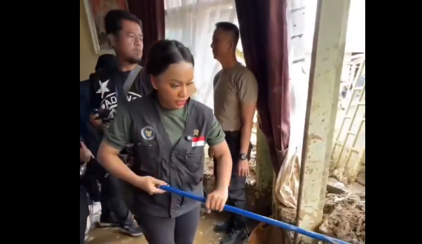 Viral Zita Anjani Ngepel di Rumah Korban Banjir Sumatera (Tangkapan Layar Video)