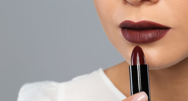 warna lipstik untuk bibir gelap